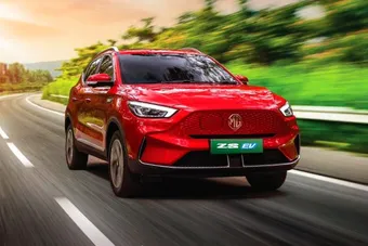 MG ZS EV vs Nexon EV vs XUV 400 EV Detail Comparison Features ..r Price, Size, Space, Boot Space, Service cost,Mileage, Features,......2025